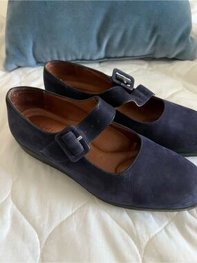 BeautiFeel Navy Suede Mary Jane Flats